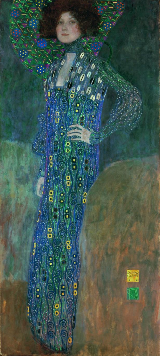 Das Porträt von Hermine Gallia, gemalt von Gustav Klimt im Jahr 1904, zeigt eine Frau in einem verzierten blauen Kleid.