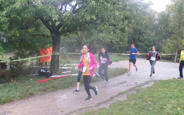 Mehrere junge Leute nehmen an einem Crosslauf im Freien teil.