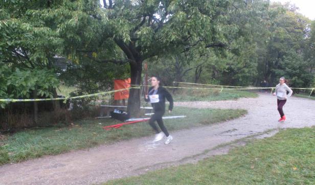 Zwei Frauen nehmen an einem Laufwettbewerb im Freien teil.