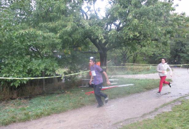 Zwei junge Läufer nehmen an einem Crosslauf im Freien teil.