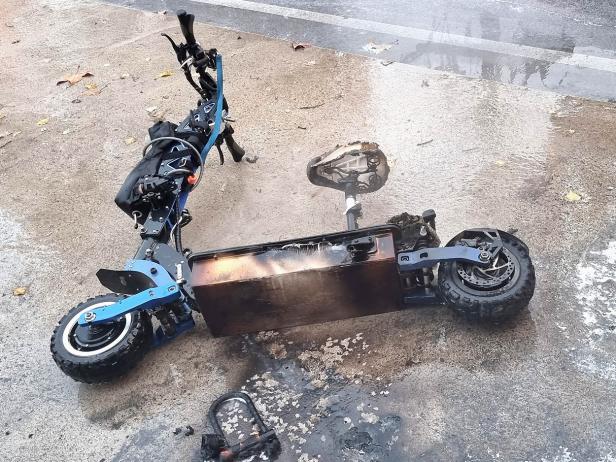 Traiskirchen: Elektro-Roller fing während der Fahrt Feuer