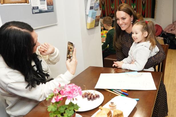 Prinzessin Kate tröstet geflüchtete ukrainische Mutter