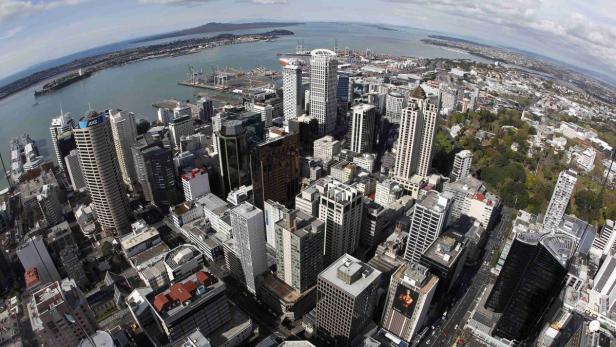 Luftaufnahme von Auckland, Neuseeland, mit Blick auf die Skyline und den Hafen.
