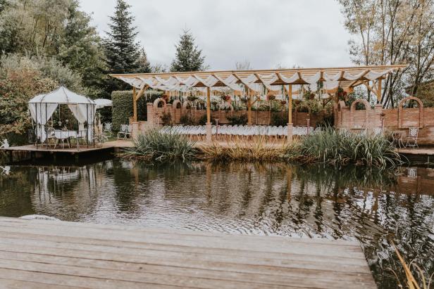 Ein Veranstaltungsort am Wasser mit einem Pavillon und Stuhlreihen für eine Zeremonie.
