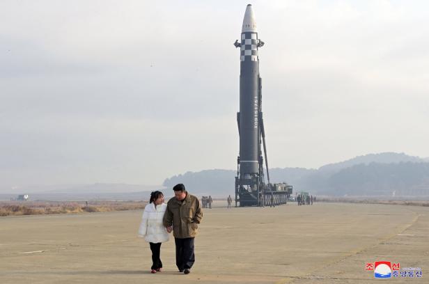 Kim Jong-un zeigt seine Tochter erstmals öffentlich