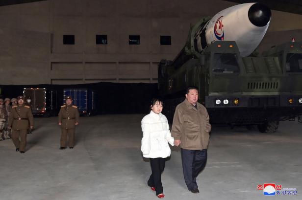 Kim Jong-un zeigt seine Tochter erstmals öffentlich