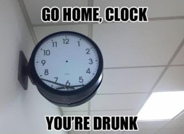 Eine Wanduhr mit dem Text „Go Home, Clock, You're Drunk“.