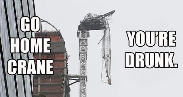 Eine beschädigte Baukrane steht schief auf einer Baustelle. Daneben steht der Text: „Go home crane, you're drunk.“.