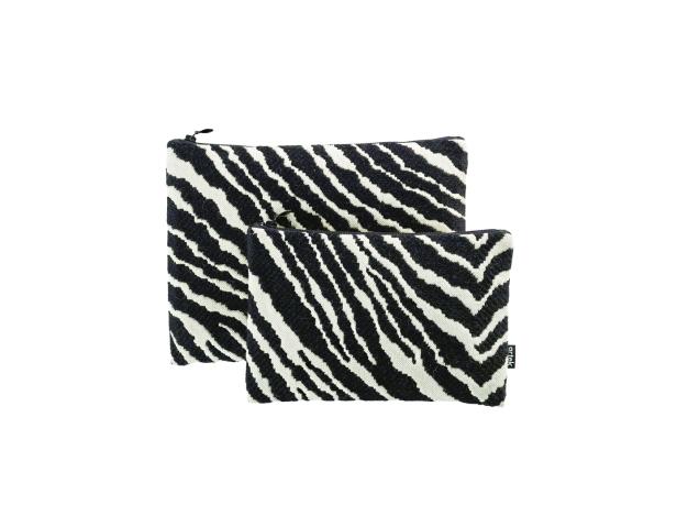 Zwei Kosmetiktaschen mit einem schwarz-weißen Zebra-Muster.