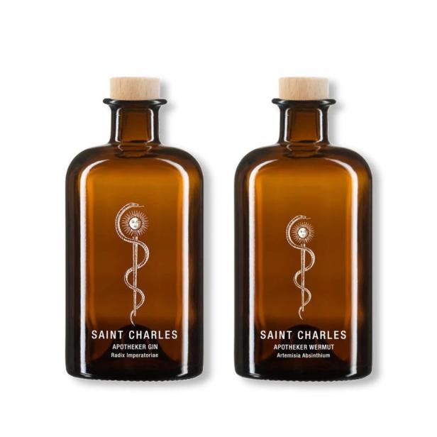 Zwei braune Flaschen Saint Charles Apotheker Gin und Wermut stehen nebeneinander.