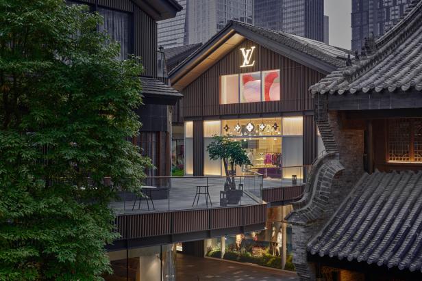 Ein Louis Vuitton Geschäft mit traditioneller chinesischer Architektur im Außenbereich.