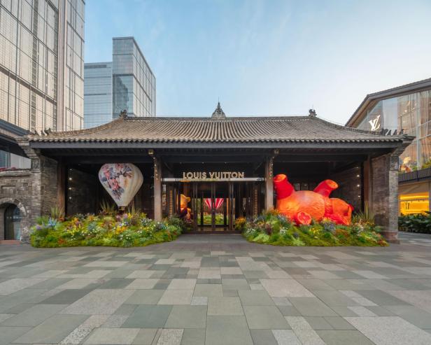 Ein Louis Vuitton Geschäft mit traditioneller chinesischer Architektur und dekorativen Installationen.
