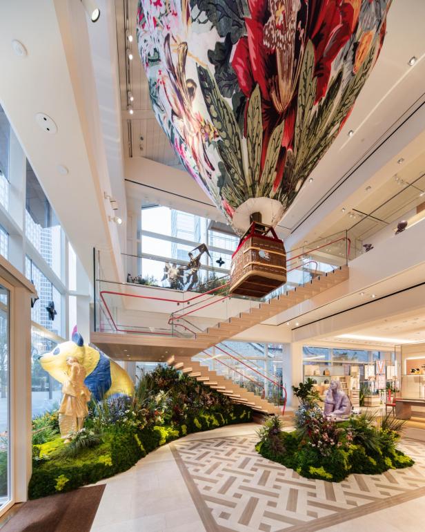 Ein Innenraum mit einer großen Blumenskulptur in Form eines Heißluftballons.