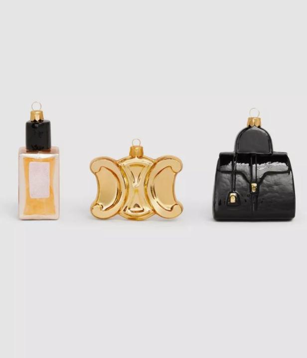 Drei Christbaumkugeln in Form eines Parfums, eines Logos und einer Handtasche von Celine.