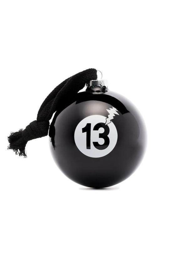 Eine schwarze Weihnachtskugel mit der Zahl 13 und einem Riss darauf.