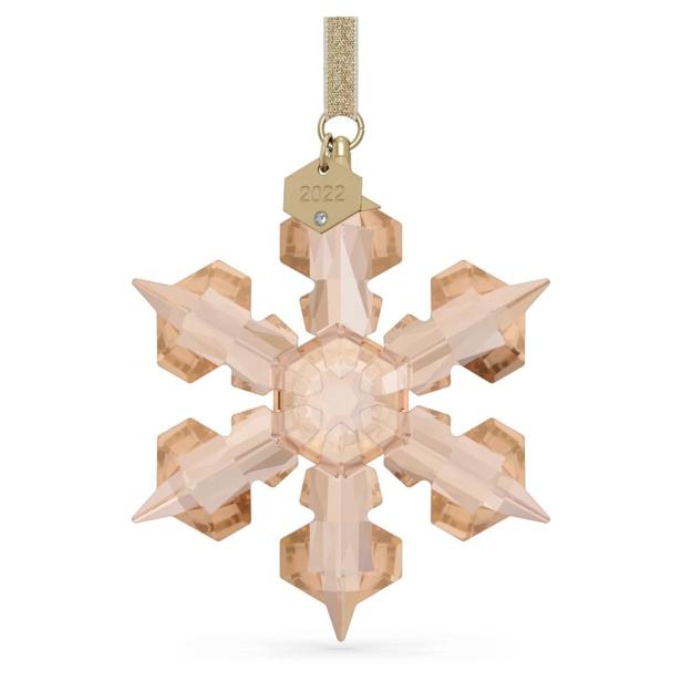 Ein goldfarbener Kristallschneeornament-Anhänger mit der Jahreszahl 2022 hängt an einem Band.