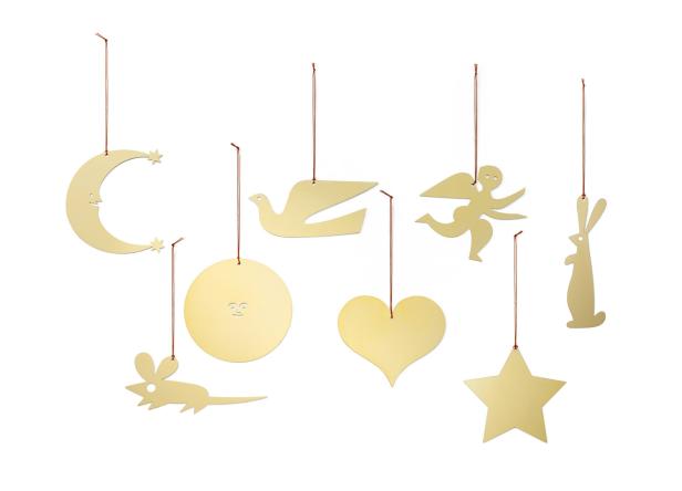 Verschiedene goldene Ornamente, darunter Mond, Sonne, Taube, Engel, Herz, Stern, Maus und Hase, hängen an roten Fäden.