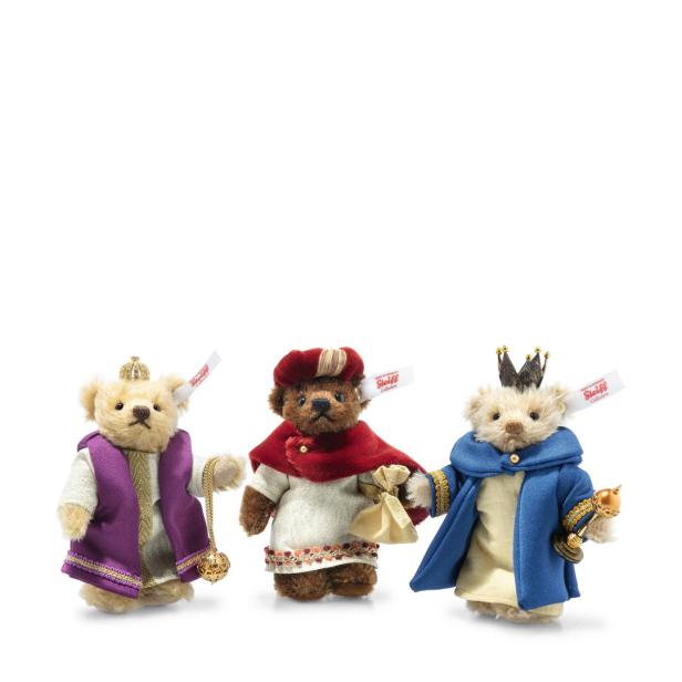 Drei Steiff-Teddybären, als die Heiligen Drei Könige verkleidet, stehen nebeneinander.