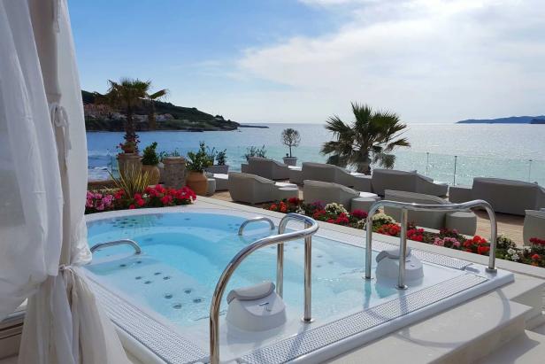 Ein Whirlpool auf einer Terrasse mit Blick auf das Meer.