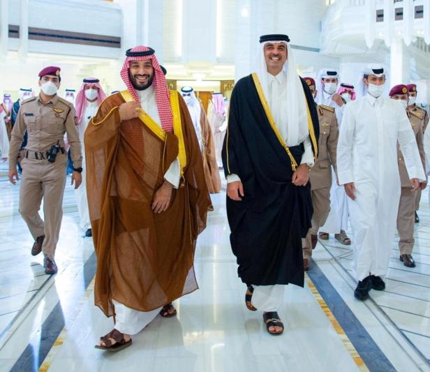 Versöhnung nach der WM-Sensation: Emir von Katar hisst saudische Flagge