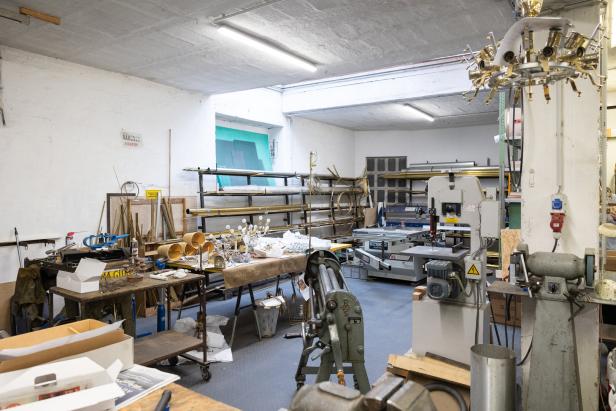 Eine Werkstatt voller Werkzeuge und Materialien für die Metallverarbeitung.