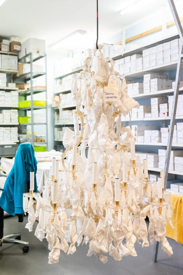Ein Kronleuchter ist mit Papier umwickelt, möglicherweise für die Lagerung oder den Transport.