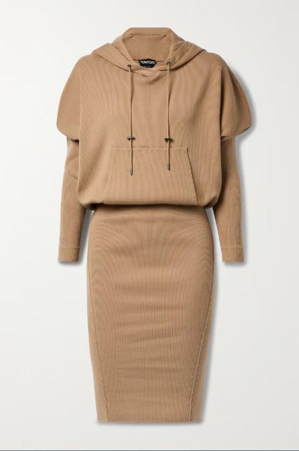 Ein beigefarbenes, geripptes Strickkleid mit Kapuze von Tom Ford.