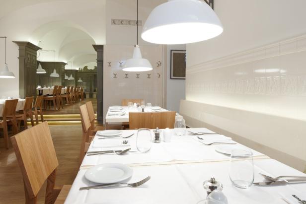 Ein gedeckter Tisch in einem hellen Restaurant mit Holzböden.