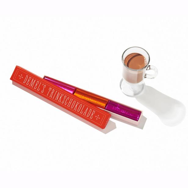 Eine Packung „Demel’s Trinkschokolade“ und eine Tasse heiße Schokolade.