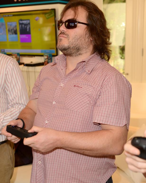 Jack Black mit Sonnenbrille hält eine Wii-Fernbedienung in der Hand.
