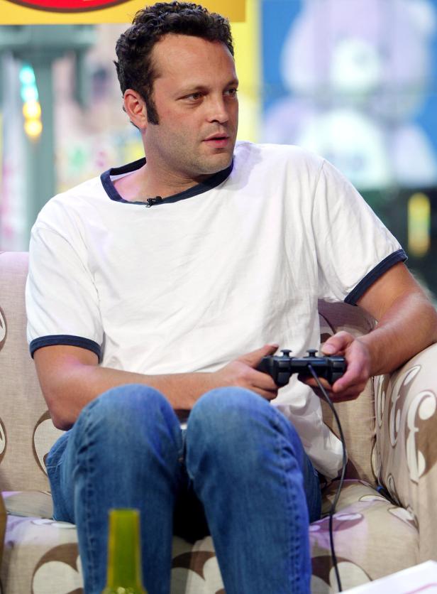 Vince Vaughn sitzt mit einem Gamecontroller in der Hand auf einem Sessel.