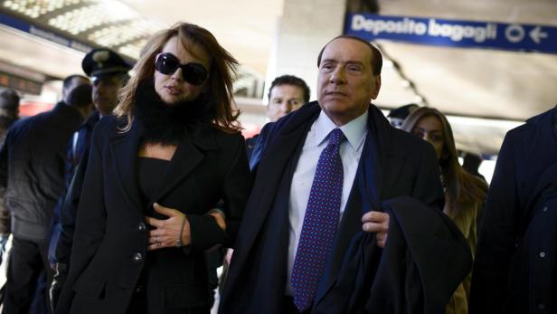 Berlusconi tanzt auf Michelle Hunzikers Hochzeit