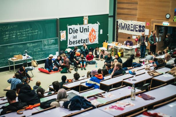 Uni bleibt besetzt: Lehrende und Mitarbeiter solidarisieren sich