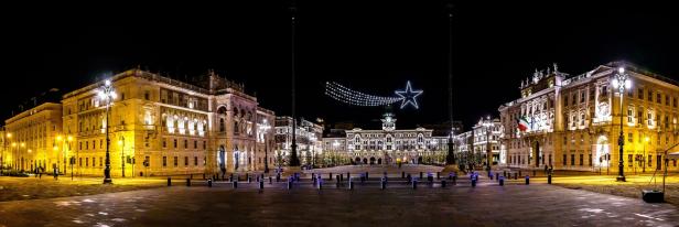 Der Piazza dell'Unità d'Italia in Triest ist nachts mit einer Sterneninstallation beleuchtet.