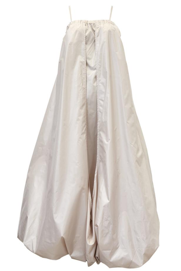 Ein beiges Kleid mit Spaghettiträgern und ballonartigem Rock.