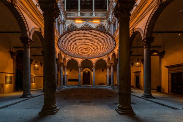 Der Innenhof des Palazzo Strozzi in Florenz mit einer großen, kreisförmigen Installation.