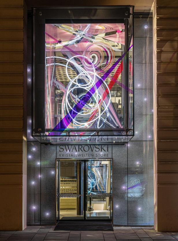 Der Eingang zum Swarovski Kristallwelten Store mit einer Installation aus Neonröhren.