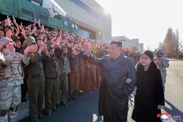 Nordkoreas Diktator Kim zeigt erneut seine "geliebte Tochter"
