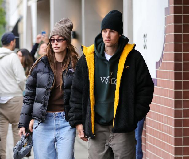 Hailey Bieber und Justin Bieber gehen zusammen auf der Straße.