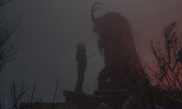Ein Kind steht vor einer großen, gehörnten Kreatur im Nebel.