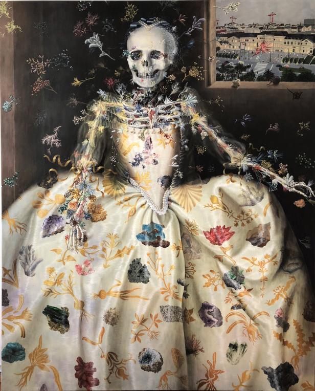 Ein Skelett in einem verzierten Kleid, geschmückt mit Blumen und Mineralien, vor einem Fenster mit Stadtansicht.
