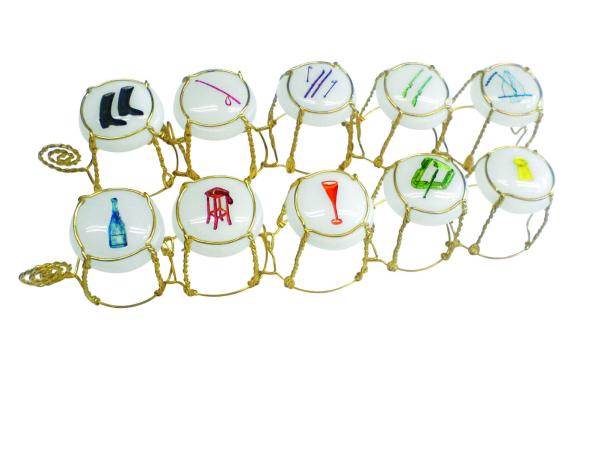 Ein Armband aus Champagnerkorken mit verschiedenen Symbolen verziert.
