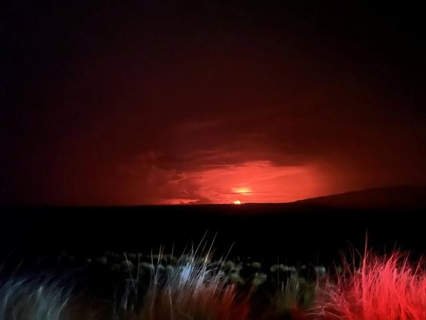 Spektakulärer Ausbruch von Mauna Loa auf Hawaii