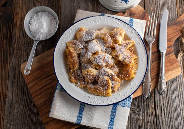 Kaiserschmarrn mit Puderzucker auf einem Teller.