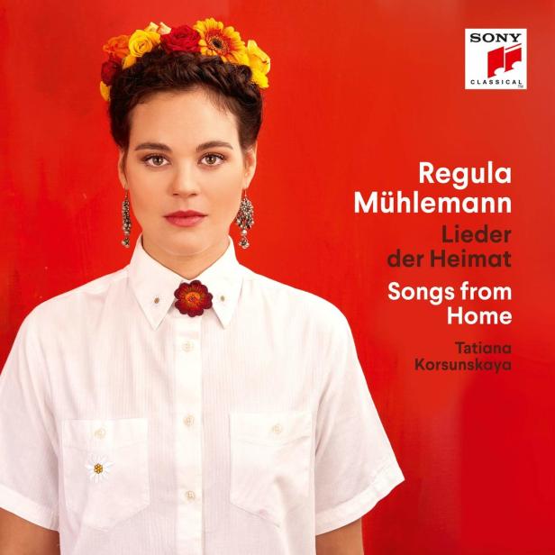 Das Cover des Albums „Lieder der Heimat“ von Regula Mühlemann zeigt die Sängerin mit Blumenkranz.