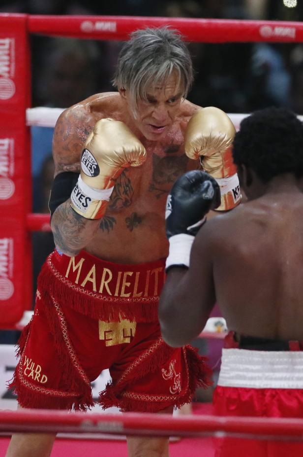 Mickey Rourke während eines Boxkampfes im Ring.