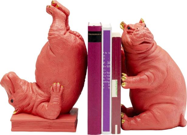 Zwei rote Nilpferd-Buchstützen halten Bücher aufrecht.