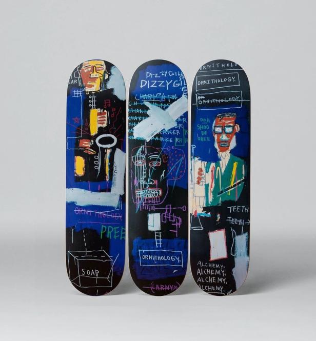 Drei Skateboards mit von Jean-Michel Basquiat inspirierten, farbenfrohen und abstrakten Designs.