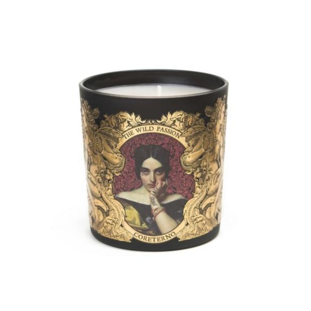 Eine Coreterno-Duftkerze mit dem Aufdruck „The Wild Passion“.