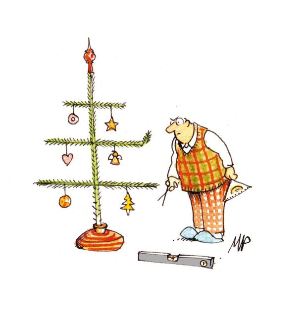Ein Mann mit karierter Weste und Pyjamahose betrachtet einen schiefen Weihnachtsbaum mit Wasserwaage.